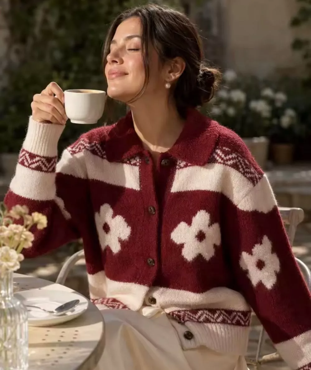 Cardigan marrone con motivi floreali panna e collo classico, indossato con jeans bianchi