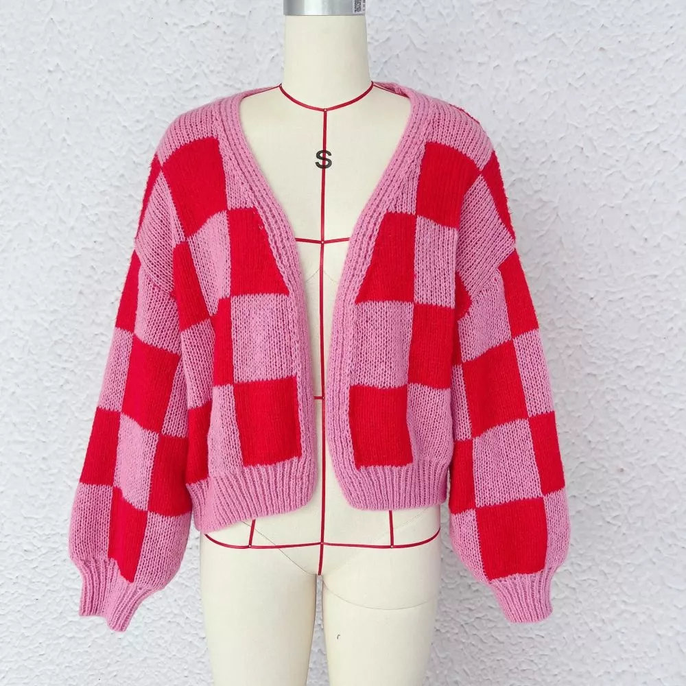Cardigan corto rosa e rosso a quadri esposto su manichino