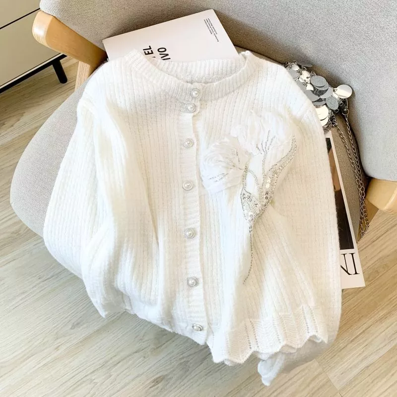 Cardigan donna bianco in maglia sottile con decorazione floreale e bottoni perlacei