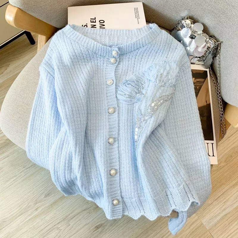 Cardigan donna azzurro chiaro con decorazione floreale particolare, visto frontalmente