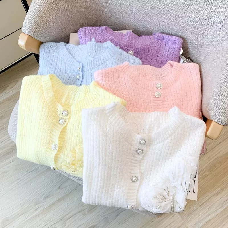 Gruppo di cardigan donna in maglia sottile con decorazioni floreali in vari colori