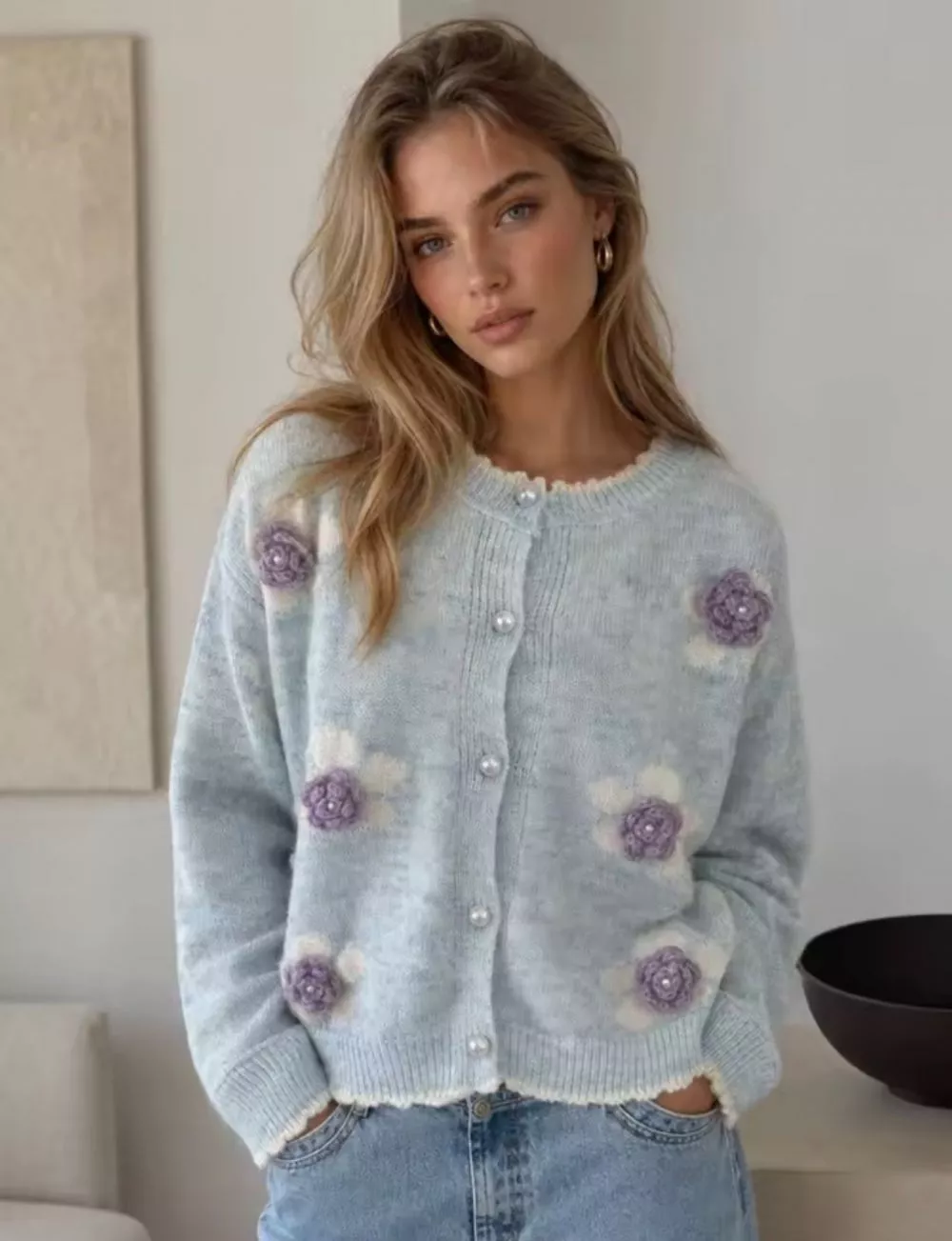 Cardigan donna azzurro chiaro con fiori lilla e bottoni perlati, vista frontale