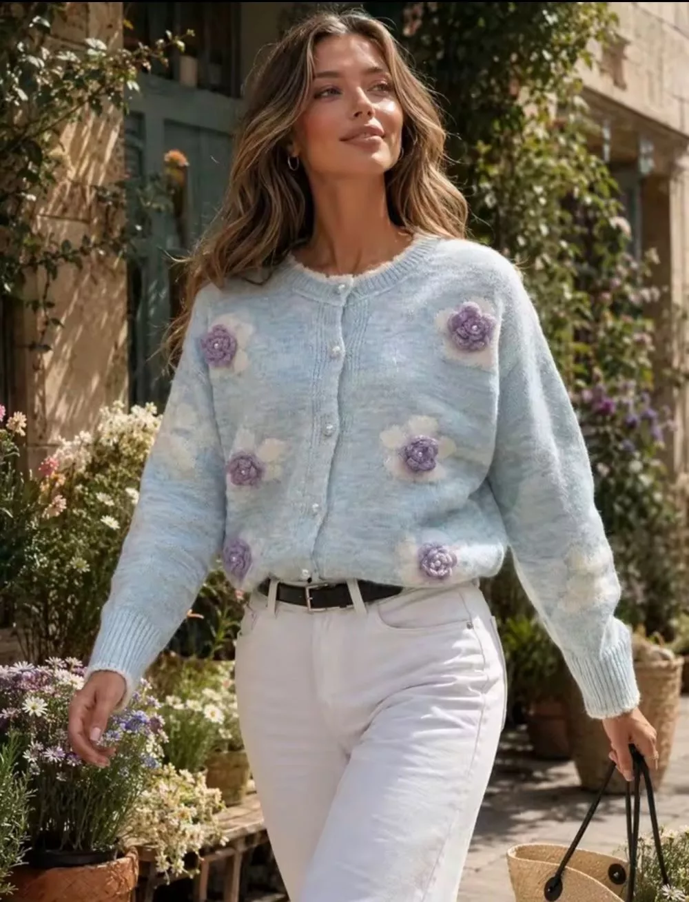Cardigan donna azzurro chiaro con fiori lilla, indossato all&rsquo;aperto