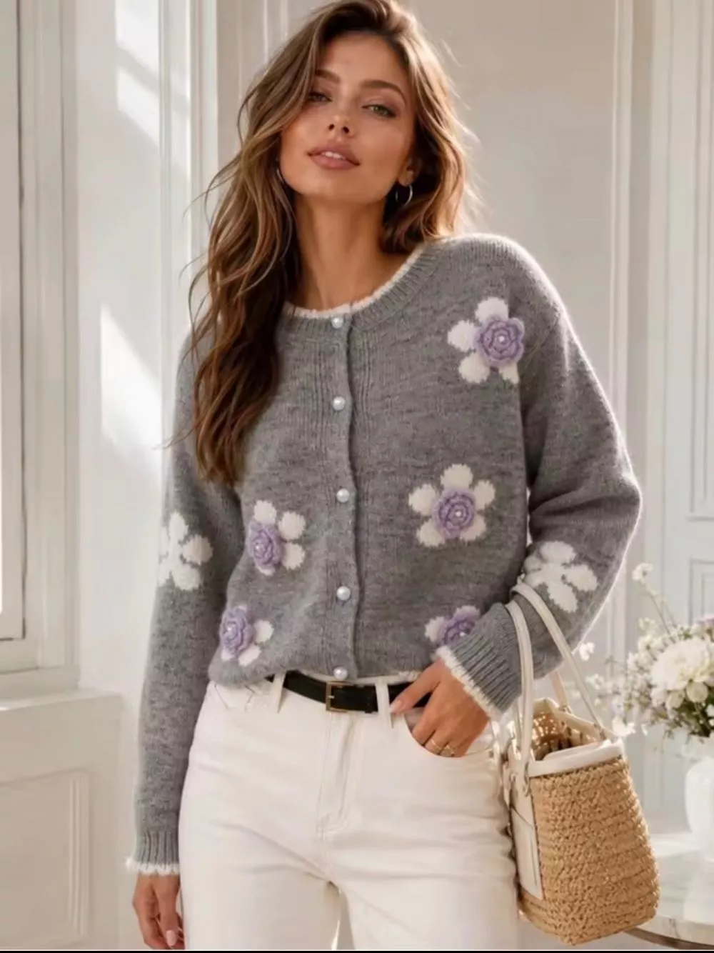 Cardigan donna grigio con fiori lilla e petali beige chiaro, vista frontale