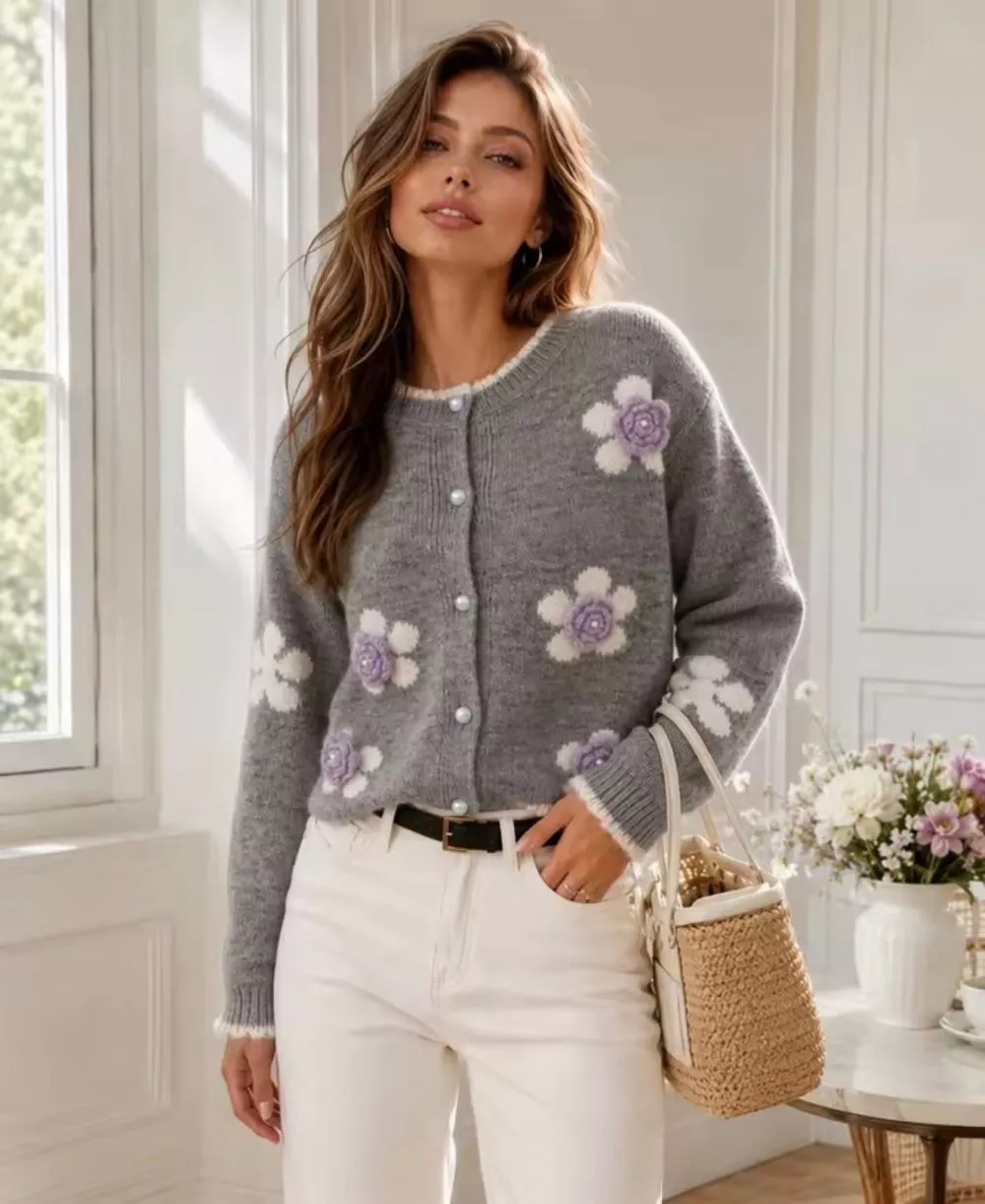 Cardigan donna grigio con fiori lilla e bottoni perlati, indossato