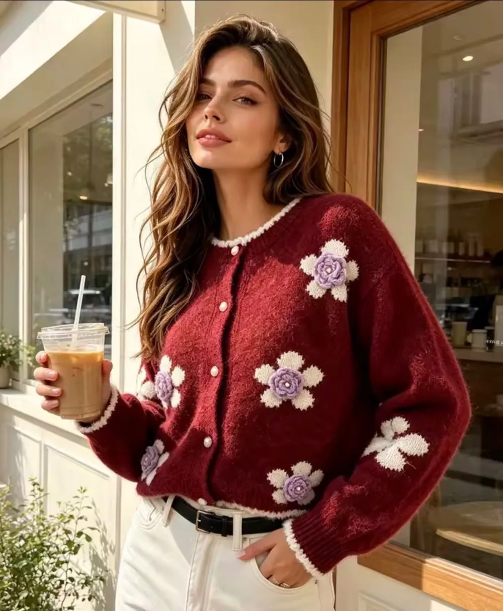 Cardigan donna bordeaux con fiori lilla e bottoni perlati, indossato all&rsquo;aperto