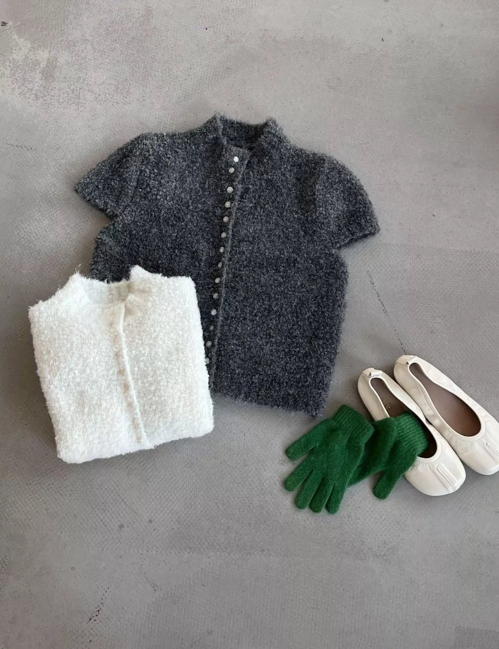 Modello indossa cardigan grigio maniche corte vista frontale con pantaloni chiari