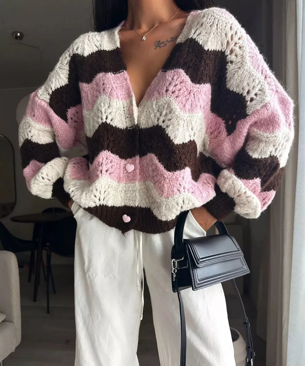 Cardigan donna variante marrone, rosa e panna con bottoni cuore rosa, abbinato a pantaloni bianchi
