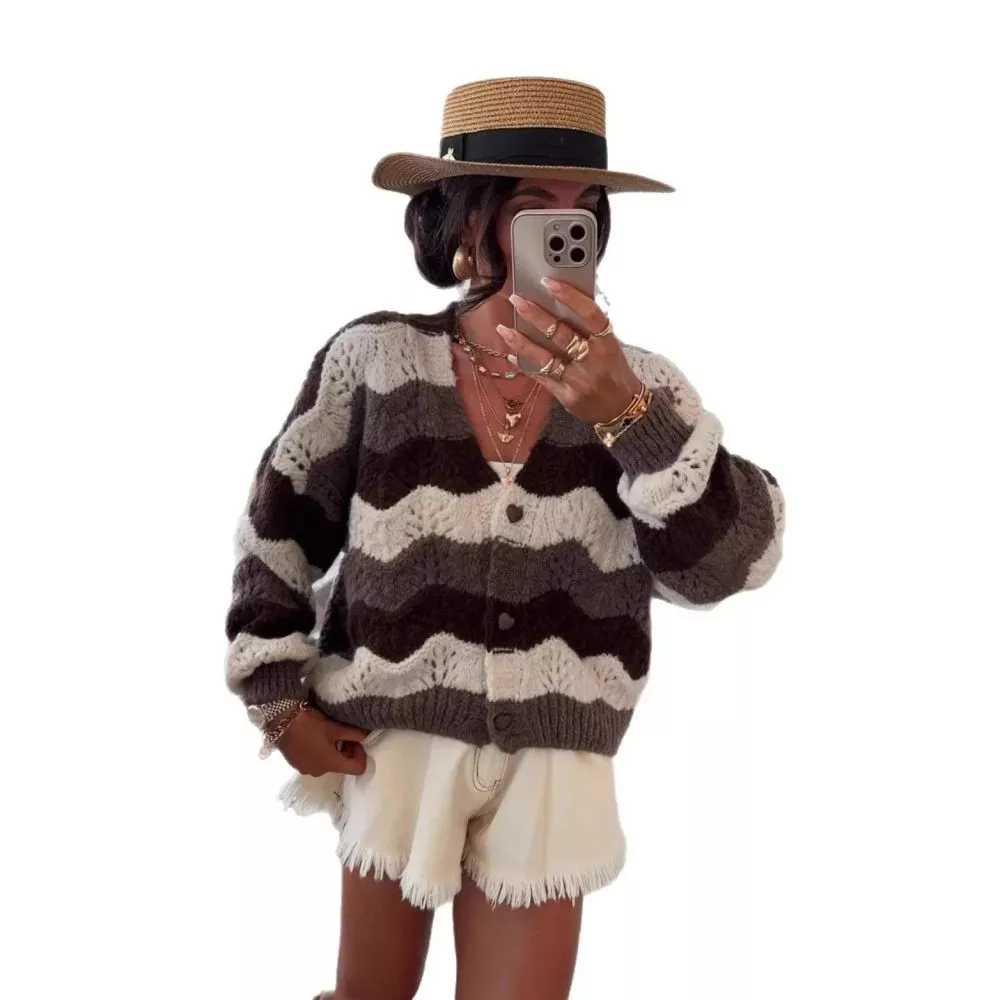 Cardigan marrone e panna visto frontalmente,in abbinamento con shorts bianchi e borsa nera