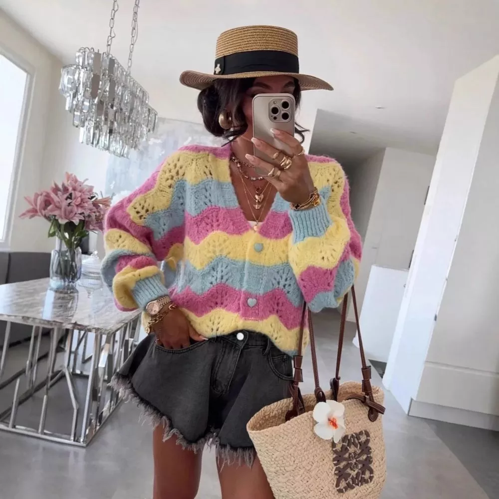 Cardigan multicolore con onde rosa, giallo e celeste, indossato con shorts denim e borsa in paglia