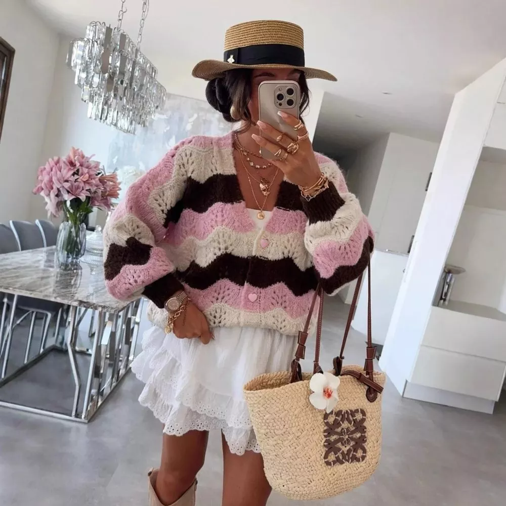 Cardigan marrone con onde panna e marrone scuro, indossato con shorts bianchi