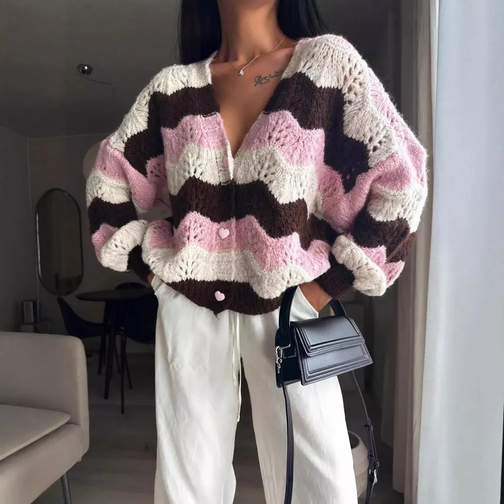 Cardigan rosa, marrone e panna con bottoni cuori indossato con pantaloni larghi bianchi
