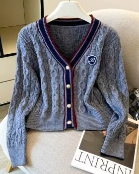 Cardigan donna grigio con lavorazione a trecce e bordatura a contrasto con bottoni oro