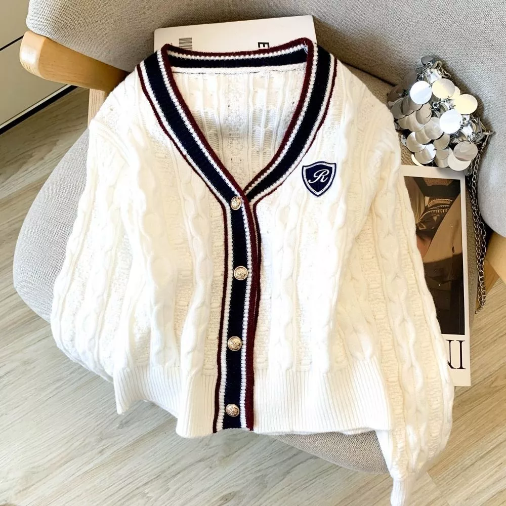 Cardigan donna bianco lavorato a trecce con bordature blu e bordeaux