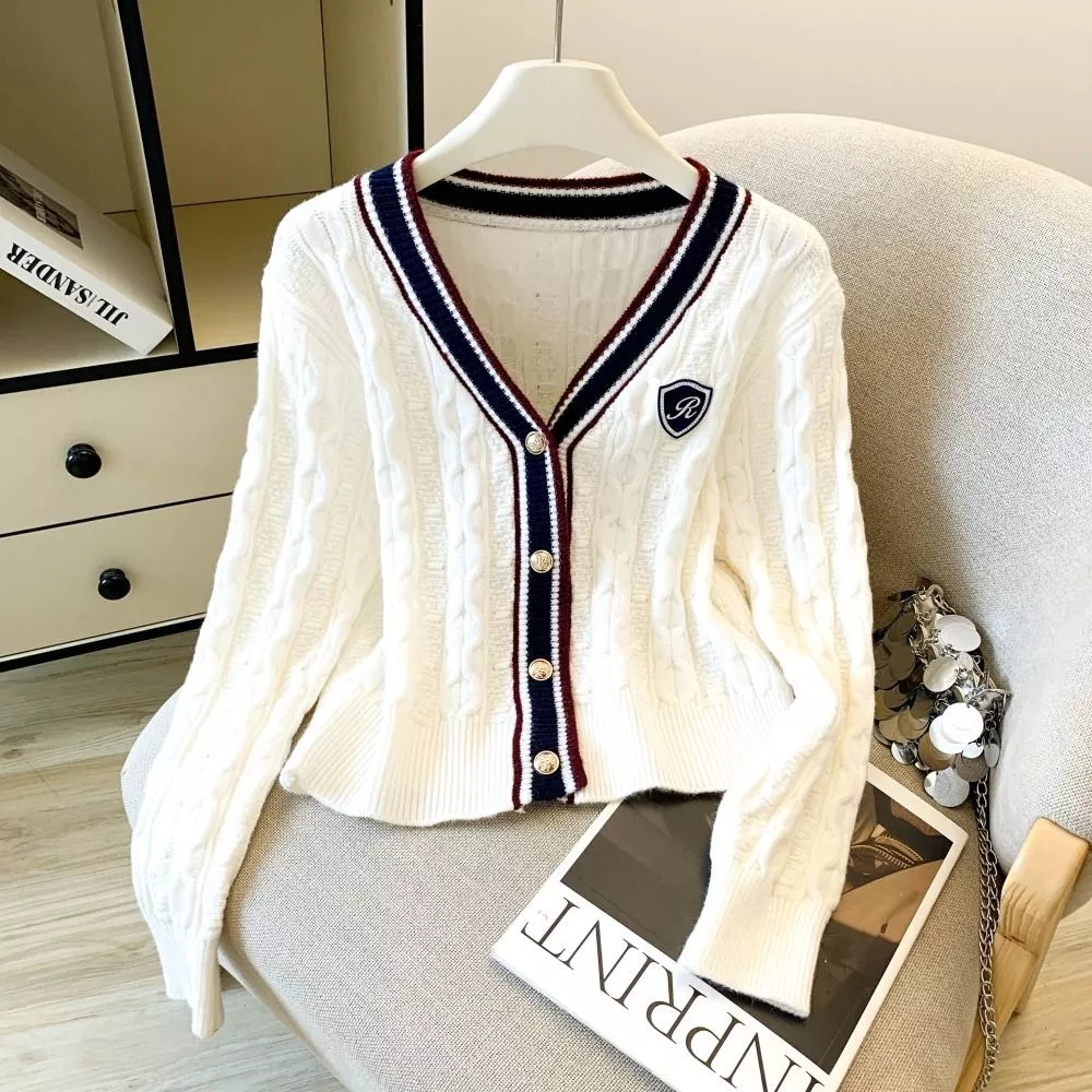 Vista frontale cardigan donna bianco con lavorazione a trecce e bottoni oro