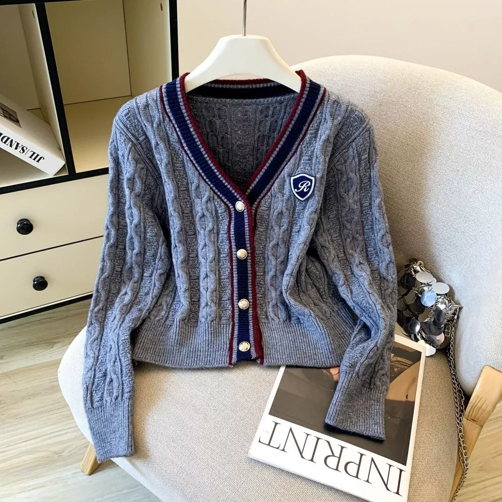 Cardigan donna grigio dettaglio lavorazione e bottoni oro