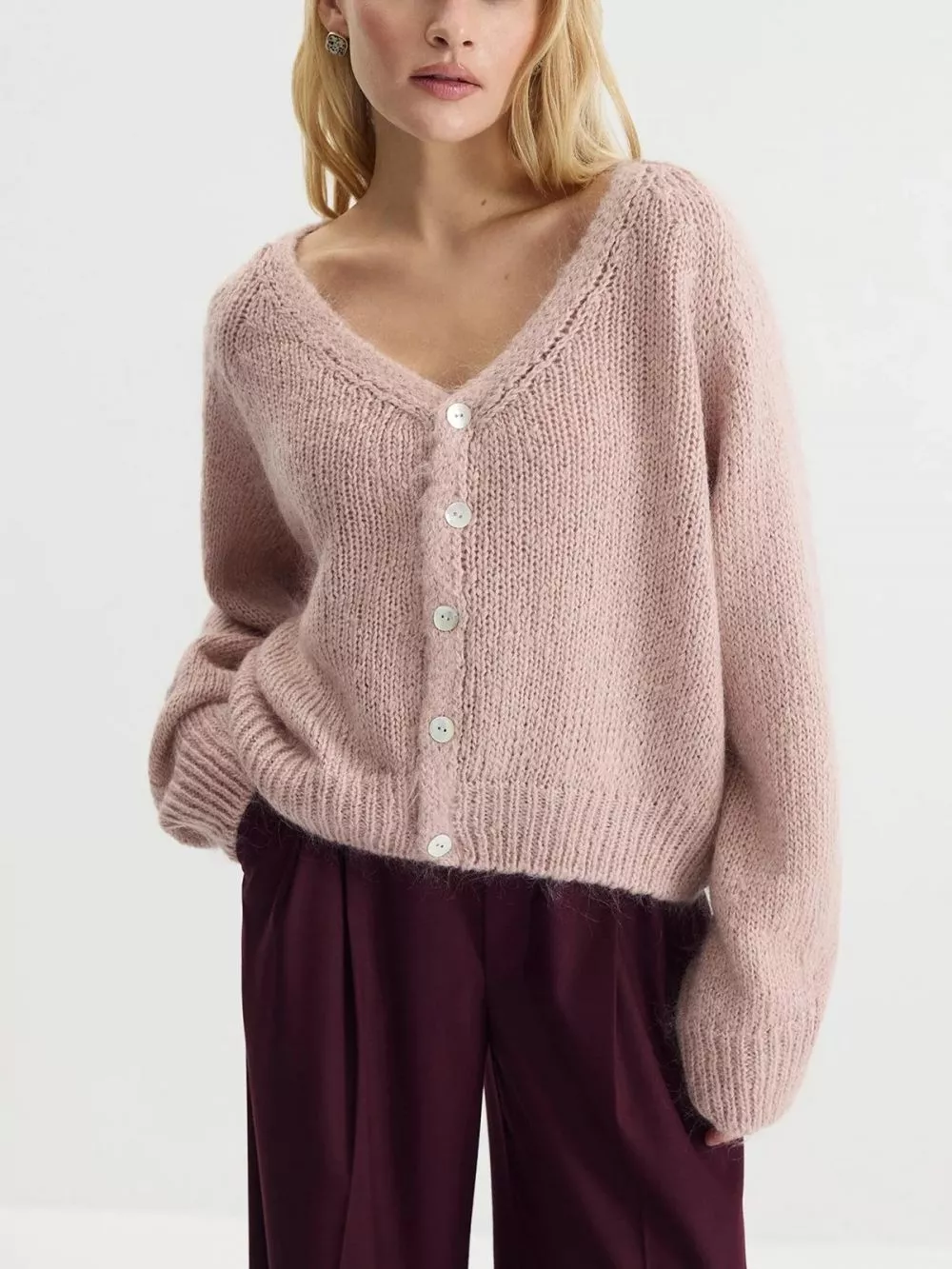 Cardigan donna rosa cipria con bottoni frontali e scollo a V, maniche lunghe.