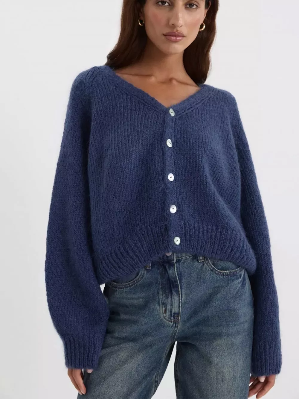 Cardigan donna bianco, vista posteriore con bottoni chiusi.