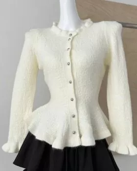 Cardigan donna bianco con chiusura a bottoni e balze sul fondo mostrato su manichino