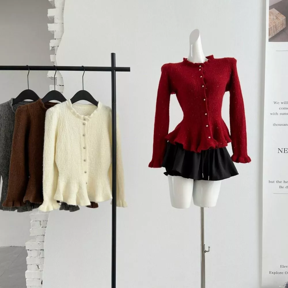 Vista posteriore cardigan donna rosso con chiusura a bottoni e dettagli a balze