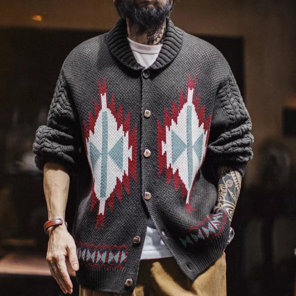 Vista frontale del cardigan uomo grigio con motivo geometrico rosso, bianco e azzurro e bottoni in legno