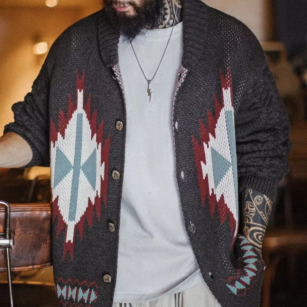 Particolare del cardigan aperto indossato sopra t-shirt bianca
