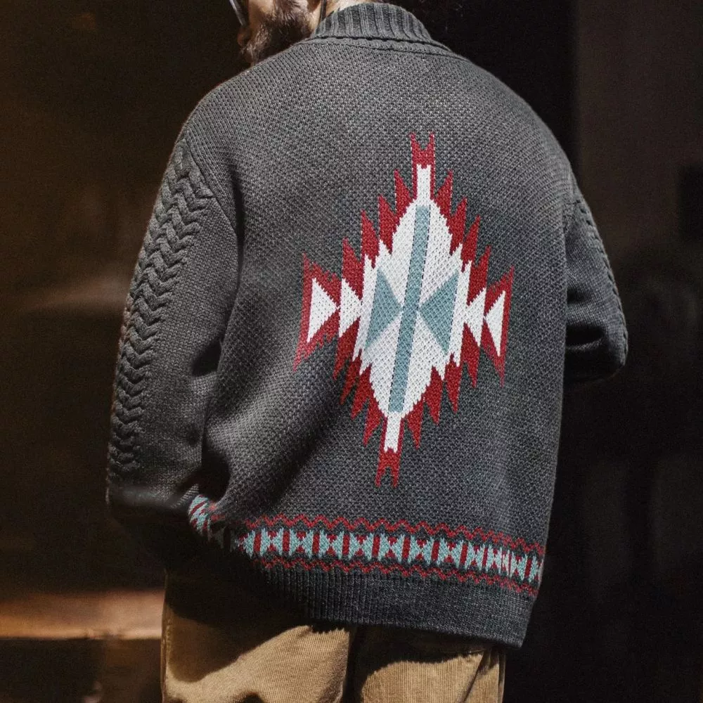 Vista posteriore del cardigan con motivo geometrico e maniche a trecce