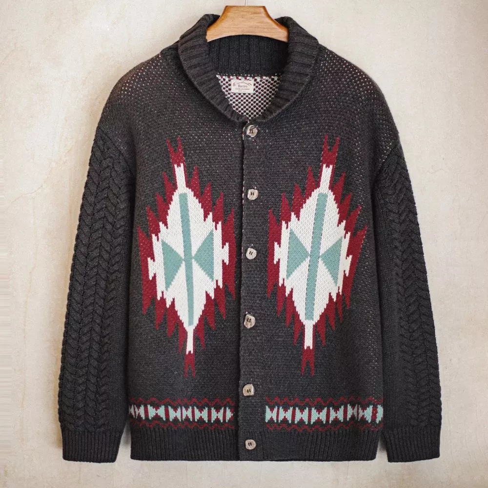 Cardigan grigio con motivo geometrico e bottoni in legno mostrato su sfondo neutro