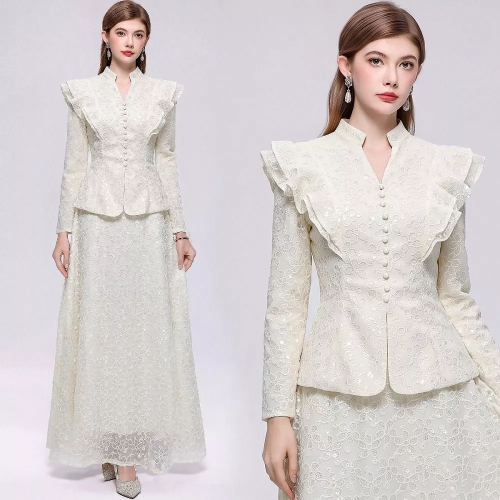 Dettaglio giacca con bottoni a monopetto e collo alla coreana, tessuto floreale