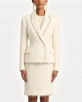 Donna con completo donna albicocca giacca e gonna vista frontale