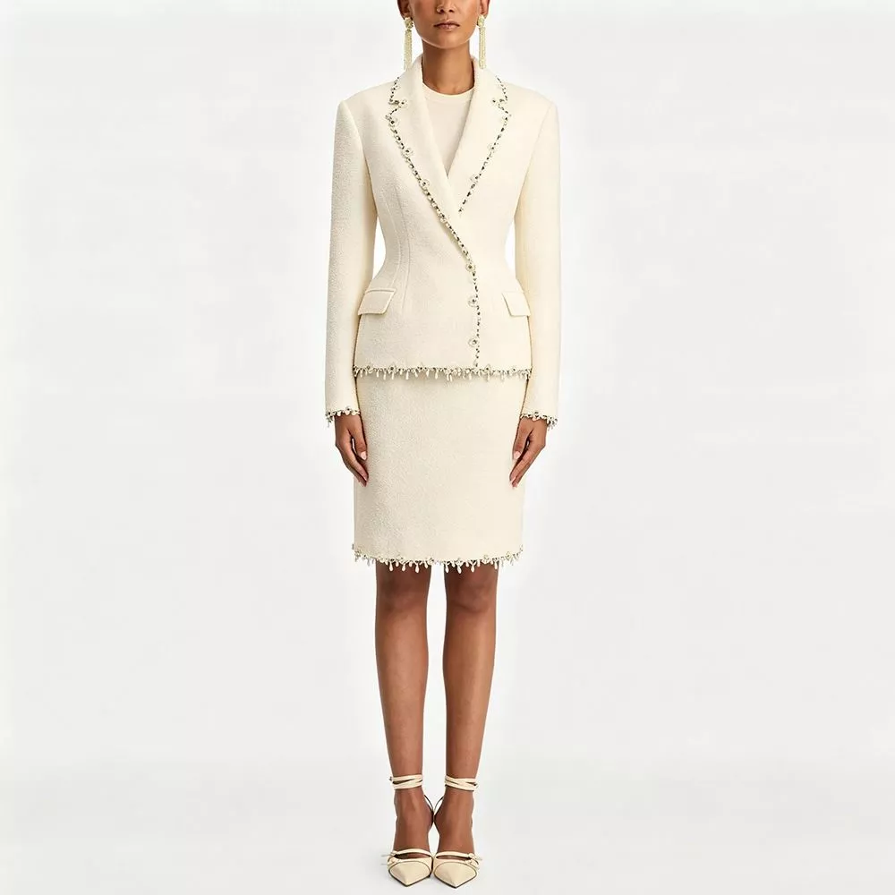 Donna con completo donna albicocca giacca e gonna vista frontale intera