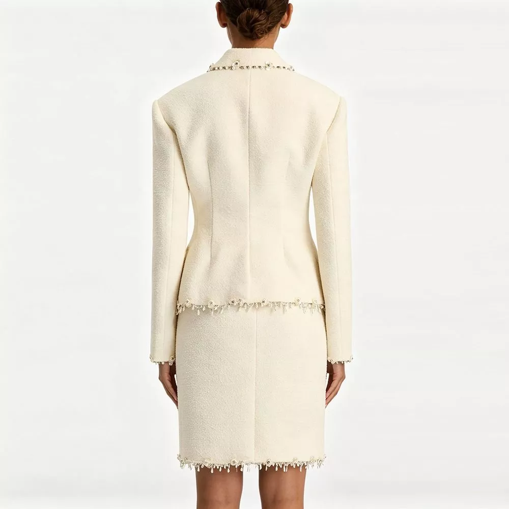 Completo donna albicocca giacca e gonna appesi