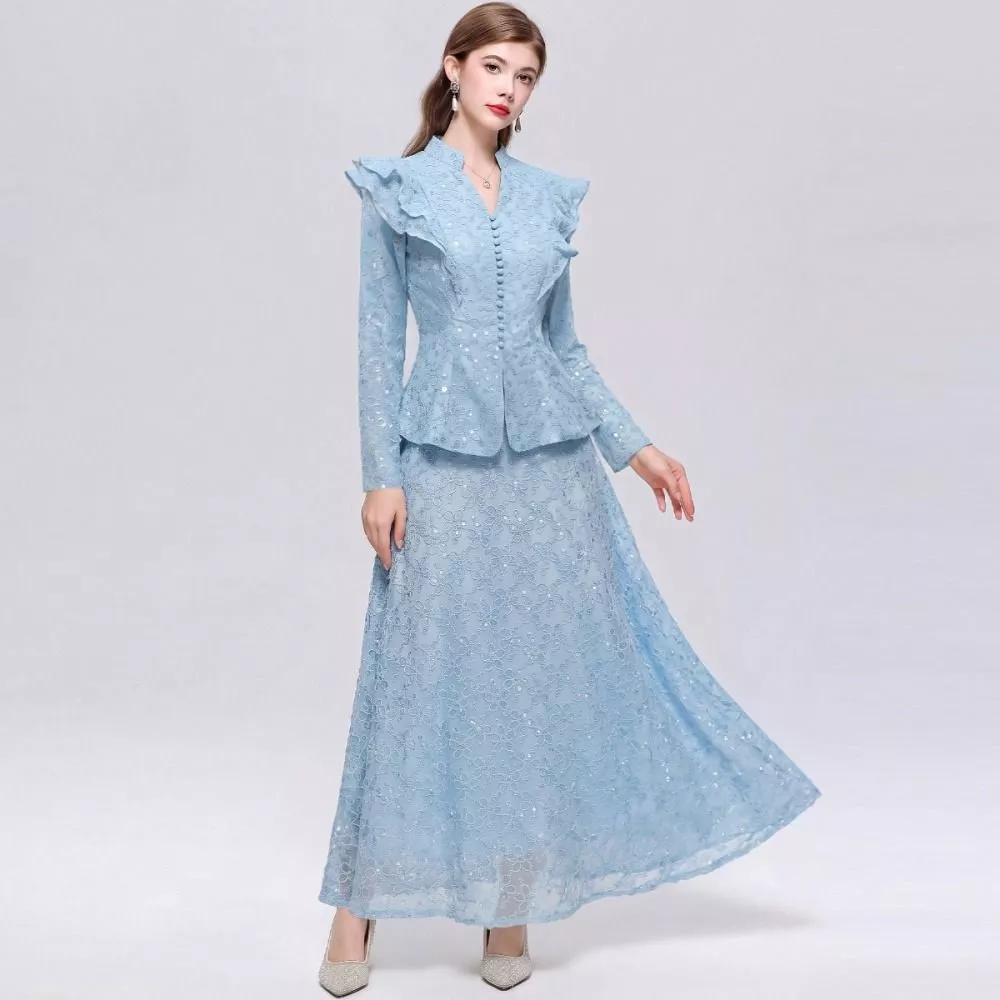 Completo donna blu in pizzo con gonna lunga, vista frontale, donna in posa