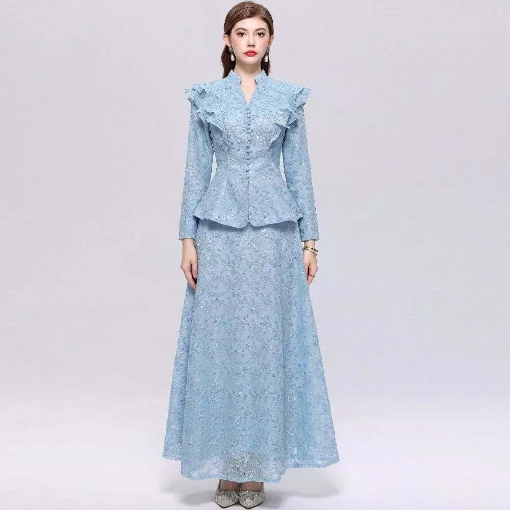 Completo donna blu in pizzo con gonna lunga, vista posteriore del top e gonna