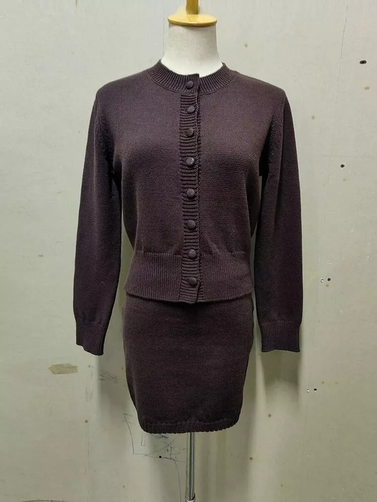 Completo donna maglia e gonna marrone su manichino con bottoni rivestiti frontali