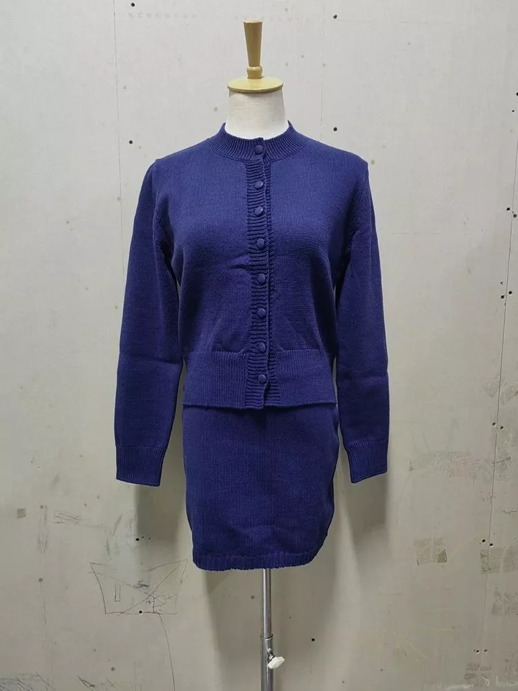 Completo donna maglia e gonna blu su manichino con bottoni rivestiti