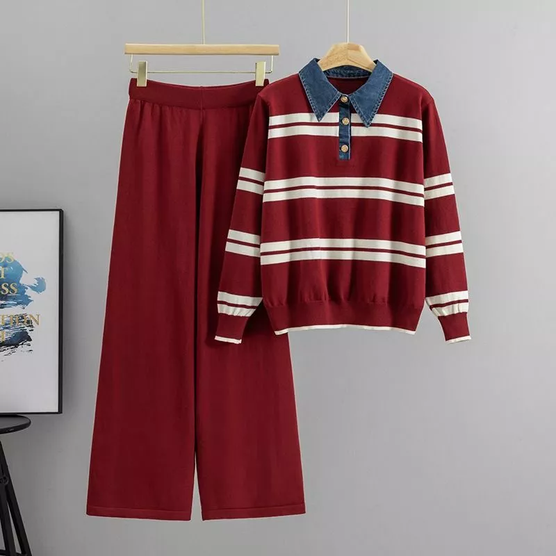 Completo donna grigio con maglia a righe bianche e collo in denim e pantaloni larghi grigi
