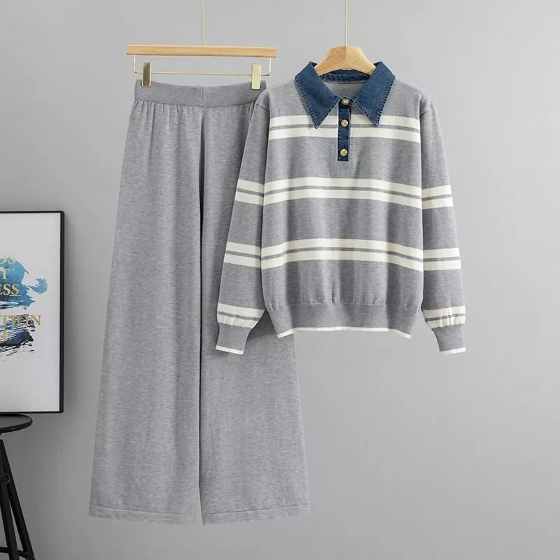 Completo donna marrone con maglia a righe bianche e collo in denim e pantaloni larghi marroni