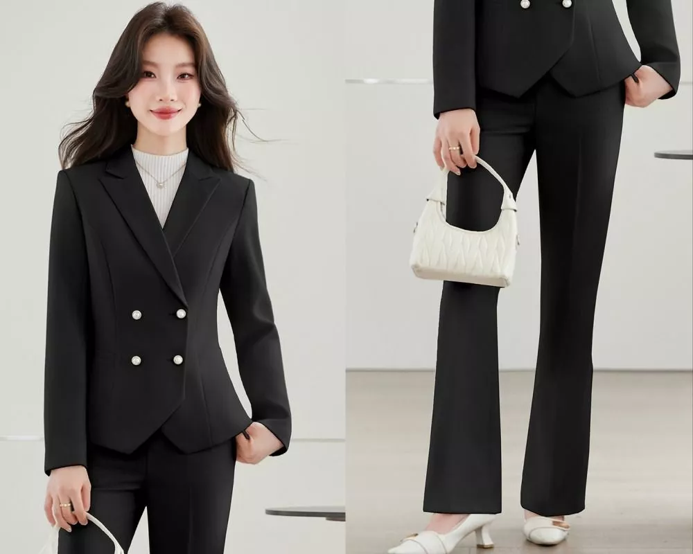 Donna in completo azzurro con giacca doppiopetto e pantaloni abbinati con mani nelle tasche