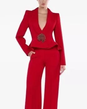 Completo donna rosso indossato, vista frontale con giacca aderente e pantaloni larghi