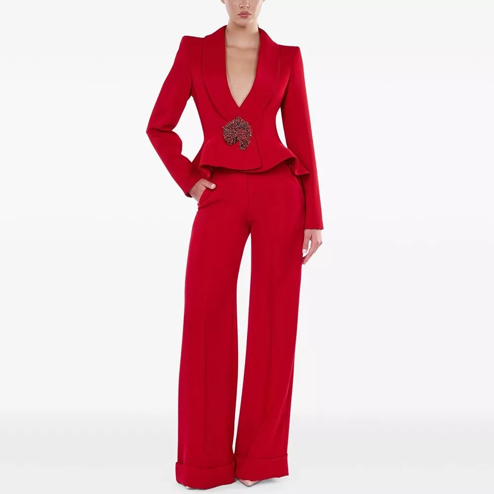 Completo donna rosso indossato, vista frontale tall lunga di giacca e pantaloni