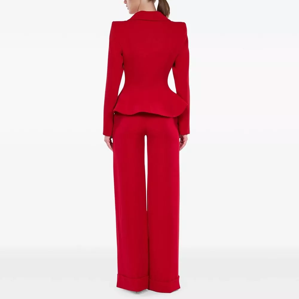 Completo appeso con giacca e pantaloni larghi di colore rosso