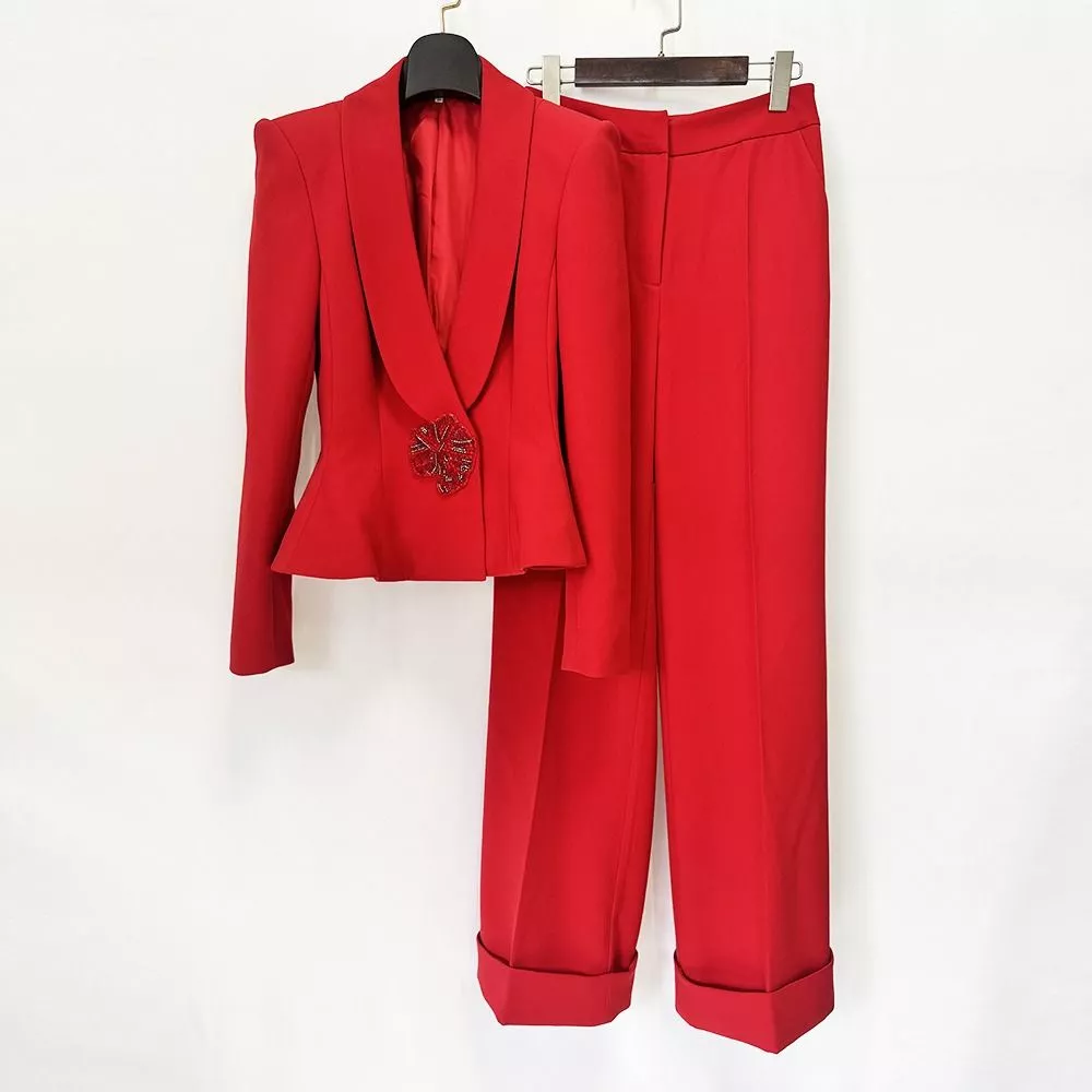 Completo appeso vista posteriore con giacca e pantaloni