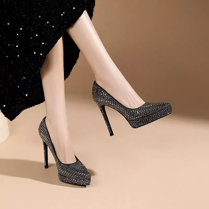 Scarpa nera con strass indossata con abito nero