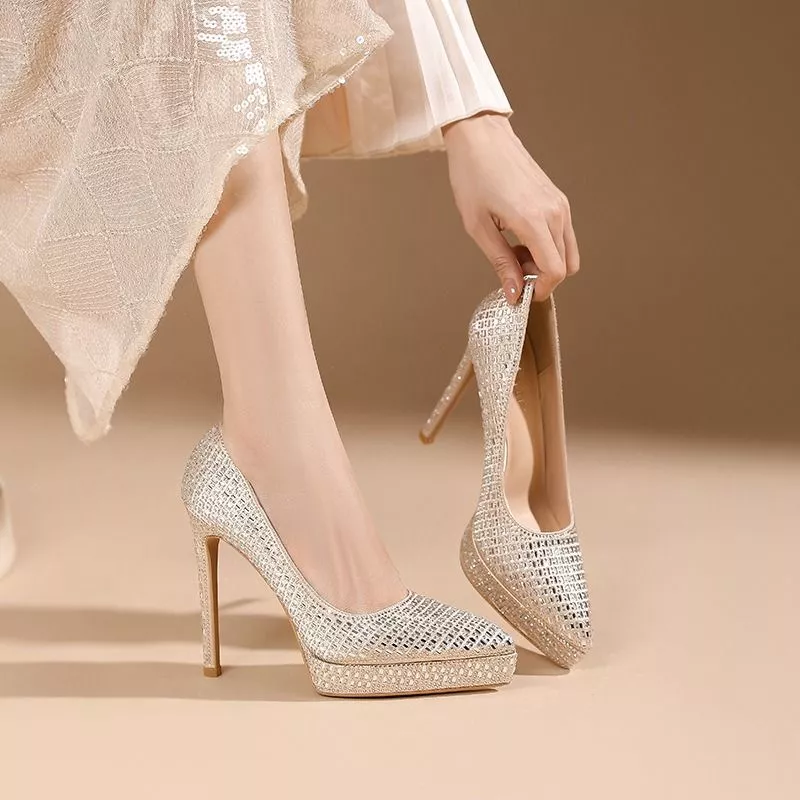 D&eacute;collet&eacute; champagne con strass indossate con abito elegante beige