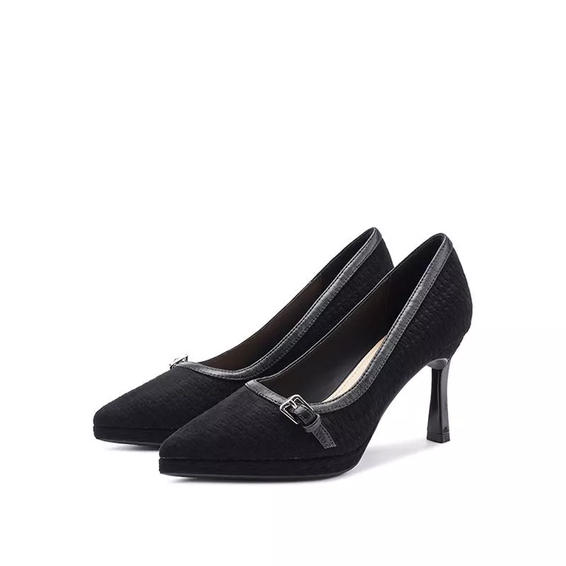 Scarpe d&eacute;collet&eacute; nere su sfondo bianco