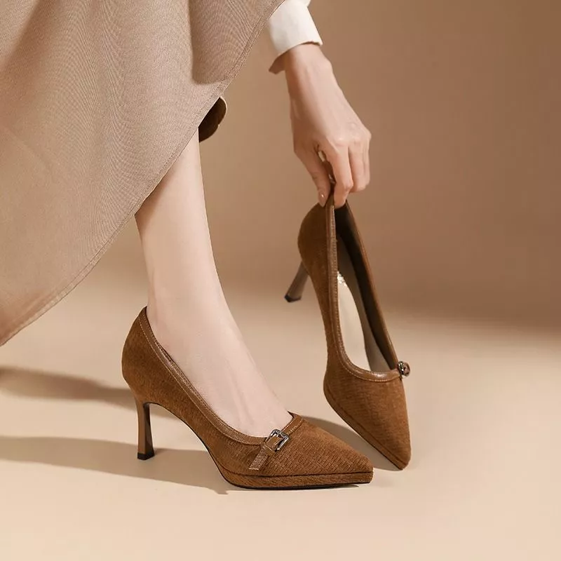 D&eacute;collet&eacute; marrone indossate con gonna beige
