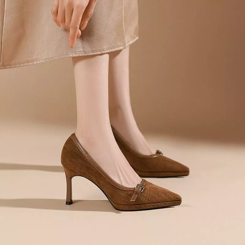D&eacute;collet&eacute; marrone viste indossate con gonna beige