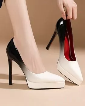 Décolleté bicolore beige e nero vista frontale indossata