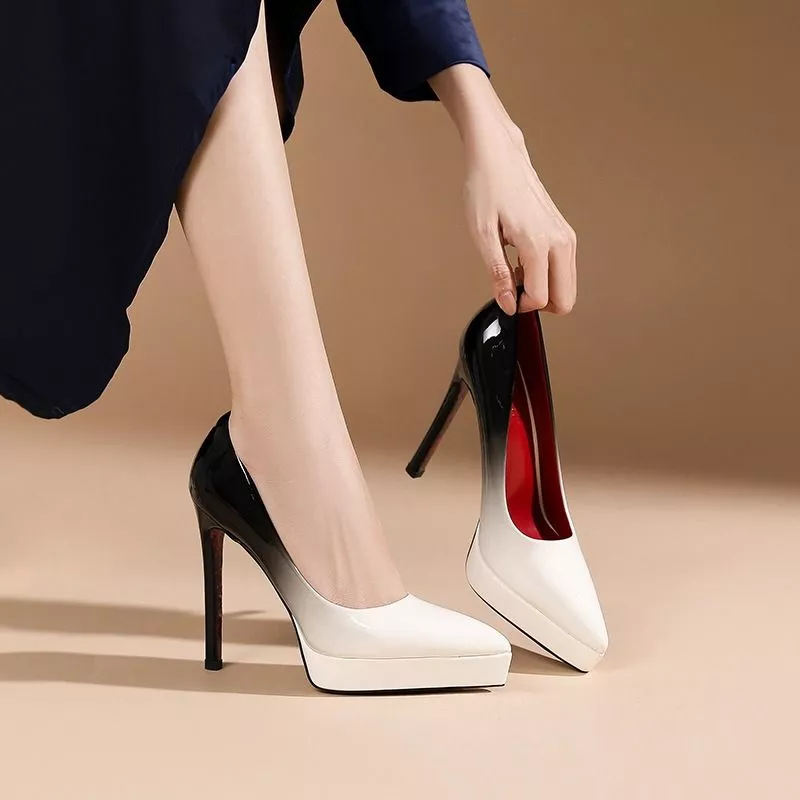 D&eacute;collet&eacute; beige e nero indossate con abito blu